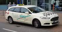 =Ford-Taxi steht am Flensburger Busbahnhof im Mai 2019