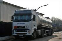 Volvo FH 400PS Euro5 ist f�r RHENUS unterwegs. Laut Gefahrnummer 80 1819 hat er Natriumaluminatl�sung geladen. (07.03.2009)