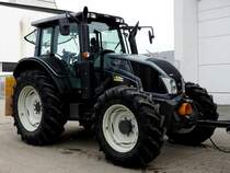 VALTRA N103, wird in Kürze ein Gespann mit Heck voraus ziehen; 190224