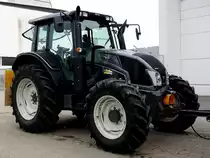 VALTRA N103, wird in Kürze ein Gespann mit Heck voraus ziehen; 190224