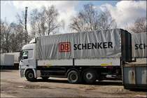 Tessari&Karavelis ist viel f�r DB SCHENKER unterwegs. Neben Sattelz�gen, Kleinlastern werden auch H�ngerz�ge eingesetzt. Hier ein Actros MP2 2544. Der Gro�teil der Flotte ist von Mercedes es gibt aber auch einen Renault Magnum mit 500PS. (07.03.2009)