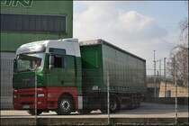 Samstags ist Waschtag bei Ottensmann: MAN TGA 18.440(?) wartet auf die Einfahrt in die Waschstrasse. Eingesetzt(07.03.2009)
