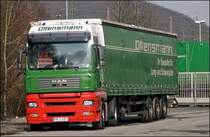 Frisch gewaschen steht der MAN TGA 18.440(?) der Spedition OTTENSMANN vor dem Tor des Firmengel�ndes in Hagen-Vorhalle. Seit dem Jahr 1897 bef�rdern die Hagener G�ter f�r Kunden aus den unterschiedlichsten Wirtsschaftsbranchen. Heute transportiert das Unternehmen fast ausschlie�lich Stahl, Langgut oder gro�e Vor- oder Endprodukte der Stahlindustrie. Das Unternehmen ist t�glich z.B zwischen Hagen und Frankfurt/Main und M�nchen unterwges.