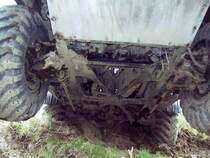 Blick unter einen ZIL 135, 1.Achse, bemerkenswert ist - jedes einzelne Rad verf�gt �ber eine eigene Kardanwelle<br>

Gastspiel auf dem Off Road Gel�nde Steinhagen bei Stralsund 1999