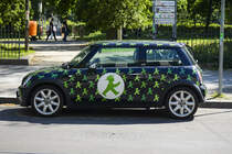 Ein Mini Cooper S auf dem Monjibouplatz in Berlin-Mitte. Aufnahme: 8. Juni 2019.