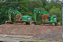 Gleich 2 Raupenbagger auf einem Sandhgel Genieen das Wochenende nahe einer Baustelle.  Juni 2019