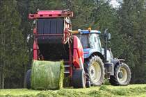 Gibt der Sensor in der Rundballenpresse an das der Richtige Umfang der Rundballe erreicht ist mu der Trecker Fahrer etwas zurcksetzen um die Rundballe entladen zu knnen.  Mai 2019