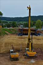 Radlader Liebherrr 924 mit einem Bohrgertemaschine Bauer BG 18 nahe einer Brckenbaustelle in Ettelbrck. Mai 2019