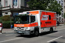 Die Johanniter Mercedes Atego ITW am 02.06.19 bei der großen Parade zum Jubiläum 150 Kreisfeuerwehrverband Frankfurt