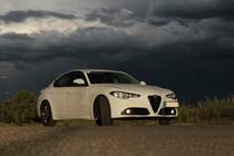 Schwarze Wolken und mein weißer Alfa Romeo Giulia bei Baden bei Wien im Juli 2017