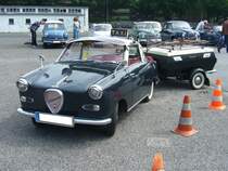 Glas Goggomobil TS 250 Coupe, gebaut in Dingolfing von 1957 bis 1969. Die 250´er Modelle aus dem Hause Glas wurden hauptsächlich von den Inhabern der Führerscheinklasse IV gekauft. Hier wurde ein Modell vor dem Baujahr 1964 im Farbton dunkelgrau abgelichtet. Ab dem Jahr 1964 wurden die Türen vorne angeschlagen. Der Zweizylinderzweitaktmotor leistet 13,6 PS aus einem Hubraum von 247 cm³. Kleinwagentreffen an Mo´s Bikertreff in Krefeld am 20.06.2019.