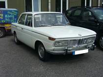 BMW 2000 Automatic, gebaut von 1966 bis 1972. Der 2000 war bezüglich seines Hubraumes das Spitzenmodell der sogenannten  Neuen Klasse . Der 100 PS leistende Vierzylinderreihenmotor mit einem Hubraum von 1.990 cm³ verhalf dem Auto zu einer Spitzengeschwindigkeit von 168 km/h. Bei seiner Markteinführung kostete ein solcher Wagen DM 11.475,00 in Grundausstattung. Kleinwagentreffen an Mo´s Bikertreff in Krefeld am 20.06.2019.