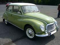 DKW Auto Union 1000S, in der seltenen Ausführung als viertürige Limousine. Als viertürige Limousine wurde dieses Modell nur im Jahr 1959 produziert. Ein solcher DKW 1000 kostete bei seiner Vorstellung DM 7225,00. Dafür erhielt der Käufer einen geräumigen Wagen mit einem Dreizylinderzweitaktmotor. Dieser Motor hat einen Hubraum von 980 cm³ und leistet 44 PS. Die Höchstgeschwindigkeit liegt bei 130 km/h. Kleinwagentreffen an Mo´s Bikertreff in Krefeld am 20.06.2019.