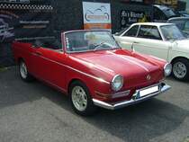 BMW 700 Cabriolet, produziert bei der Karosseriefabrik Baur/Stuttgart von 1961 bis 1964.
Der von Michelotti gezeichnete BMW 700 wurde 1959 als zweitürige Limousine und Coupe mit Heckmotor vorgestellt. Das gezeigte Cabriolet konnte ab 1961 bestellt werden und verkaufte sich insgesamt 2592 mal. Mit einem Grundpreis von DM 6950,00 war es DM 2190,00 teurer als die Limousine. Der abgelichtete Wagen stammt übrigens aus dem Jahr 1962. Im Gegensatz zur Limousine waren die Cabriolet-Modelle grundsätzlich mit stärkeren, gebläsegekühlten Zweizylinderboxermotor ausgestattet, der aus einem Hubraum von 693 cm³ 40 PS leistet. Kleinwagentreffen an Mo´s Bikertreff in Krefeld am 20.06.2019.