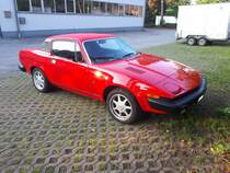 Triumph TR7 Coupe, gebaut von 1975 bis 1980. Einer der größten  Flops  der britischen Autoindustrie. Der TR7 war, wie die viele andere britische Sportwagen, für den US-Markt entworfen worden. Schon das Aussehen des Autos spricht Bände. Als der der berühmte Autodesigner Giugiaro das Auto zum ersten mal sah, soll er in schallendes Gelächter ausgebrochen sein. Auch die Verarbeitungsqualität war mies. Der TR7 verschwand nach 112.368 Exemplaren wieder vom Markt. Der Vierzylinderreihenmotor hat einen Hubraum von 1991 cm³ und leistet 106 PS. Die Höchstgeschwindigkeit soll bei 170 km/h gelegen haben. Mülheim an der Ruhr am 22.06.2019.
