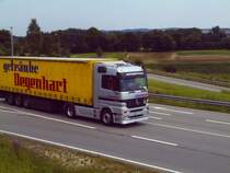 Ein Silbergrauer Mercedes Actros mit Gelben H�nger.