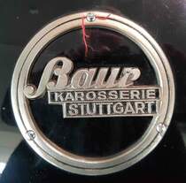 =Logo des DKW F 10 Cabriolet, Bj. 1950, 684 ccm, 20 PS, ausgestellt im Audi-Museum Ingolstadt im April 2019. Von diesem DKW F 10 wurden ingesamt 195 Cabriolets und Limousinen gefertigt. Die Stuttgarter Karosseriefirma Baur stellte im Jahr 1949 diese Karosserie vor und die Auto Union sah darin ihre Chance die PKW-Fertigung wieder aufzunehmen.  