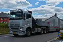 Volvo Schwerlastsattelzug fährt zur nächsten Baustelle. Juni 2019