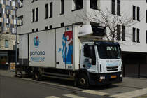 IVECO Kühllaster steht zum Entladen am Straßenrand.  April 2019