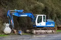 Liebherr Raupenbagger abgestellt am Rande einer Baustelle.  April 2019