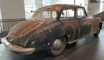 =Horch 830 BL, ausgestellt im Audi-Museum Ingolstadt im April 2019. Das gezeigte Fahrzeug wurde von der DKW-Versuchsabteilung im Jahr 1953 für die Auto Union-Geschäftsführung entwickelt und ist der letzte gebaute Horch. 1956 kaufte ein US-Soldat das Auto und überführte es in die USA. Von einem Autoliebhaber vor der Verschrottung gerettet stand der Horch 40 Jahre lang in Texas. 2008 wurde das Fahrzeug von der Audi AG erworben und ist zurück in Deutschland. April 2019