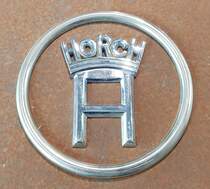 =Fahrzeuglogo des Horch 830 BL. gesehen im Audi-Museum Ingolstadt im April 2019