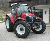 =Lindner steht im April 2019 bei einem Landmaschinenhändler in Siegsdorf