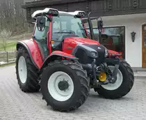 =Lindner steht im April 2019 bei einem Landmaschinenhändler in Siegsdorf