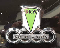 =Logo des DKW 3=6 Sonderklasse Typ F 91 Cabriolet, gesehen im Audi-Museum Ingolstadt im April 2019. 