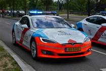 Elektromobil der luxemburgischen Polizei, ein Tesla S,  nahm an der Parade zum Nationalfeiertag in der Stadt Luxemburg teil. 23.06.2019