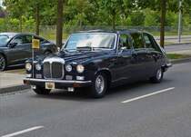 Mit diesem Daimler DS 420, wird das luxemburgische Staatoberhaupt an der wartenden Menschenmenge zur Tribüne gefahren, wo nach seiner Ankunft die Parade zum luxemburgischen  Nationalfeiertag vorbei ziehen wird.  23.06.2019