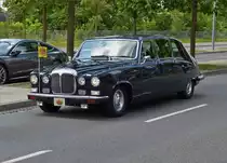 Mit diesem Daimler DS 420, wird das luxemburgische Staatoberhaupt an der wartenden Menschenmenge zur Tribüne gefahren, wo nach seiner Ankunft die Parade zum luxemburgischen  Nationalfeiertag vorbei ziehen wird.  23.06.2019