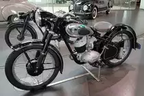 =DKW RT 250 HW, Bj. 1952, 11 PS, 244 ccm, ausgestellt im Audi-Museum Ingolstadt, 04-2019. In der Zeit von 1952 - 1953 wurden 34131 Exemplare dieses Motorrades gefertigt.