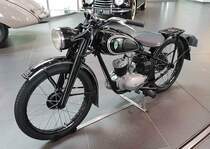 =DKW RT 125 W, Bj. 1950, 4,75 PS, 123 ccm, ausgestellt im Audi-Museum Ingolstadt, 04-2019.
In der Zeit von 1949 - 1952 wurden 65700 Exemplare dieses Motorrades gefertigt. Der Preis betrug 990 DM.