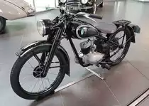 =DKW RT 125 W, Bj. 1950, 4,75 PS, 123 ccm, ausgestellt im Audi-Museum Ingolstadt, 04-2019.
In der Zeit von 1949 - 1952 wurden 65700 Exemplare dieses Motorrades gefertigt. Der Preis betrug 990 DM.