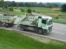 Ein Merzedes LKW bei der auffahrt auf die B 388