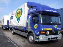 ATEGO einer Fahrschule (Beifahrerseite), im Hintergrund der dazugeh�rige Anh�nger;090308