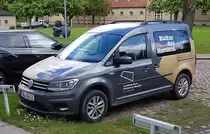 =VW Caddy vom Landesmuseum Schlewig-Holstein steht bei Schloß Gottorf im April 2019