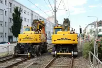 Zwei Atals Zweiwegebagger am 06.07.19 in Frankfurt am Main bei der U-Bahn Baustelle auf der A-Strecke von einen Fußgängerüberweg aus fotografiert