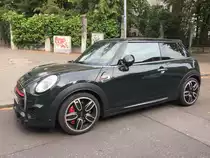 John Cooper Works. Eine Marke von BMW. (Mini F56 JCW). Baujahre 2015 - 2018. 4 Zylinder Turbo-Motor mit 2000ccm und 231PS. Herrlicher Auspuffsound: https://www.youtube.com/watch?time_continue=5&v=47_k_DkqC9c . Foto: Im Juli 2019