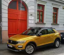VW T-Roc in Kurkumagelb. Foto: Pécs (HU) Frühling, 2019.
