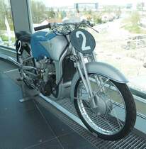 DKW US 250, Bj. 1939, 249 ccm, 35 PS, steht im Audi-Museum Ingolstadt im April 2019.      
Von diesem Motorrad wurden nur 3 Exemplare gefertigt, das Ausstellungsstück ist das letzte seiner Art.