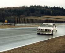 Nrburgring 03/1987 Dttinger Hhe - Streckenposten beim Veedol-Langstreckenpokal. Rennabruch wenige Minuten nachdem ich das Foto gemacht hatte. Dann kamen Hagel und Schnee.
