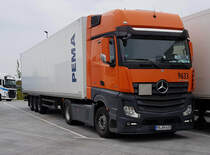 =MB Actros mit einem Mietsattelauflieger der Firma PEMA steht im Mai 2019 an der A7