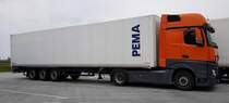 =MB Actros mit einem Mietsattelauflieger der Firma PEMA steht im Mai 2019 an der A7