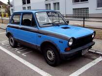 Lancia_A112Junior mit dem noch altem schwarzen Kennzeichen am Notfall-Parkplatz des KH-Ried i.I.; 090308