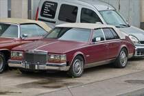 Cadillac Fleetwood Brougham steht am Staßenrand.  Juli 2019