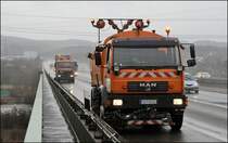 An diesem regnerischen Dienstag, 10.03.2009 sollten die Regenwasserablufe auf der Lennetalbrcke(A45) gerreingt werden. Hier einige Aufnahmen: MAN LE18.220 Kehrmaschine der AM Freudenberg mit fahrbarer Absicherung bestehend aus dem Atego 1828 und einer fahrbaren Absperrtafel der AM Ldenscheid.