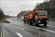 Absicherung bestehend aus dem Atego 1828 und einer fahrbaren Absperrtafel. (10.03.2009)