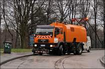 MAN LE18.220 Kehrmaschine der AM Freudenberg kehrt auf einem Parkplatz zwischen Schwerte-Ergste und dem AK Hagen. (10.03.2009)